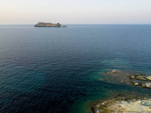 Luftaufnahme des Leuchtturms und des Turms auf der Insel Giraglia, dem nördlichsten Punkt der Halbinsel Cap Corse. Korsika Frankreich — Stockfoto