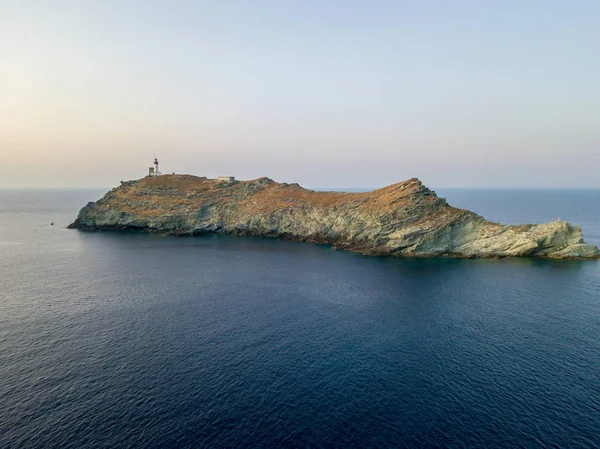 Luftaufnahme des Leuchtturms und des Turms auf der Insel Giraglia, dem nördlichsten Punkt der Halbinsel Cap Corse. Korsika Frankreich — Stockfoto