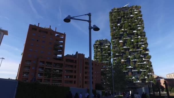 Vertikal skog och Unicredit Tower, Milano, Porta Nuova skyskrapa residences, Italien, — Stockvideo