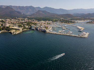 Havadan görünümü, köy, Saint Florent, Corsica. Fransa. Liman tekne ve evler