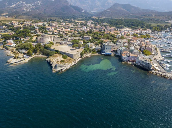 Vista aérea del pueblo de Saint Florent, Córcega. En Francia. Barcos y casas portuarias —  Fotos de Stock