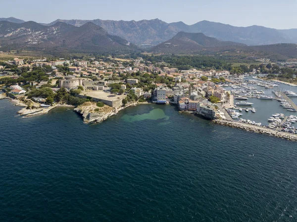 Vista aérea del pueblo de Saint Florent, Córcega. En Francia. Barcos y casas portuarias —  Fotos de Stock