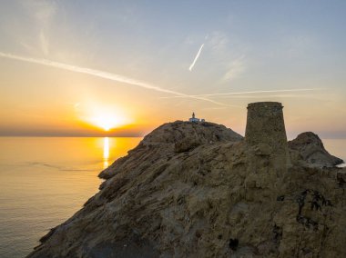 Pietra deniz feneri günbatımı ve Ceneviz Kulesi L'Ile-Rousse, Korsika Red Island, Corsica, Fransa, havadan görünümü