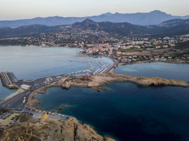 Red Island, Ile Rousse, Korsika Red Island, liman ve kıyı şeridi, Corsica, Fransa havadan görünümü