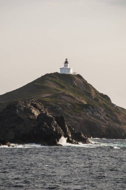 Corsica: Iles Sanguinaires (Bloody Adaları), ünlü dört koyu kırmızı porfir Adaları, Ajaccio Körfez 1844 kalma bir deniz feneri ile içinde bir küçük adalar üzerinde pembe günbatımı