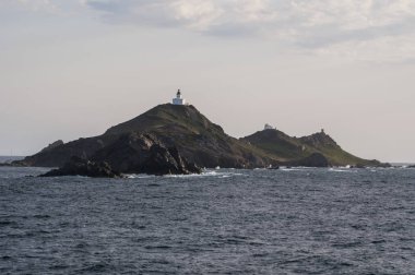 Corsica: Iles Sanguinaires (Bloody Adaları), ünlü dört koyu kırmızı porfir Adaları, Ajaccio Körfez 1844 kalma bir deniz feneri ile içinde bir küçük adalar üzerinde pembe günbatımı