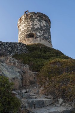 Corsica: sunset bulvarında La Parata kule, yıkık bir Ceneviz Kulesi 1608 La Parata Cape Iles Sanguinaires (Bloody Adaları önünde Ajaccio Körfezi'nin Kuzey sonunda üstüne inşa)