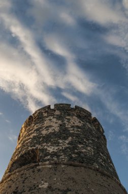 Corsica: sunset bulvarında La Parata kule, yıkık bir Ceneviz Kulesi 1608 La Parata Cape Iles Sanguinaires (Bloody Adaları önünde Ajaccio Körfezi'nin Kuzey sonunda üstüne inşa)