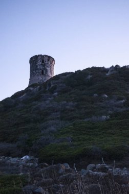 Corsica: sunset bulvarında La Parata kule, yıkık bir Ceneviz Kulesi 1608 La Parata Cape Iles Sanguinaires (Bloody Adaları önünde Ajaccio Körfezi'nin Kuzey sonunda üstüne inşa)
