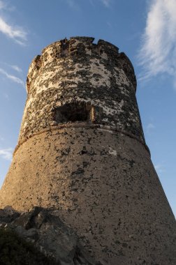 Corsica: sunset bulvarında La Parata kule, yıkık bir Ceneviz Kulesi 1608 La Parata Cape Iles Sanguinaires (Bloody Adaları önünde Ajaccio Körfezi'nin Kuzey sonunda üstüne inşa)
