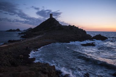 Corsica: sunset bulvarında La Parata kule, yıkık bir Ceneviz Kulesi 1608 La Parata Cape Iles Sanguinaires (Bloody Adaları önünde Ajaccio Körfezi'nin Kuzey sonunda üstüne inşa)