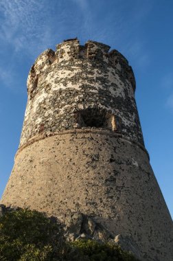 Corsica: sunset bulvarında La Parata kule, yıkık bir Ceneviz Kulesi 1608 La Parata Cape Iles Sanguinaires (Bloody Adaları önünde Ajaccio Körfezi'nin Kuzey sonunda üstüne inşa)