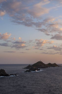 Corsica: Iles Sanguinaires (Bloody Adaları), ünlü dört koyu kırmızı porfir Adaları, Ajaccio Körfez 1844 kalma bir deniz feneri ile içinde bir küçük adalar üzerinde pembe günbatımı