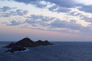 Corsica: Iles Sanguinaires (Bloody Adaları), ünlü dört koyu kırmızı porfir Adaları, Ajaccio Körfez 1844 kalma bir deniz feneri ile içinde bir küçük adalar üzerinde pembe günbatımı