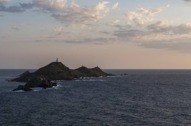 Corsica: Iles Sanguinaires (Bloody Adaları), ünlü dört koyu kırmızı porfir Adaları, Ajaccio Körfez 1844 kalma bir deniz feneri ile içinde bir küçük adalar üzerinde pembe günbatımı