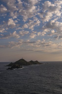 Corsica: Iles Sanguinaires (Bloody Adaları), ünlü dört koyu kırmızı porfir Adaları, Ajaccio Körfez 1844 kalma bir deniz feneri ile içinde bir küçük adalar üzerinde pembe günbatımı