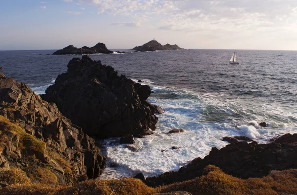 Córcega: rocas, olas y el mar Mediterráneo con vistas a las islas Sanguinarias, las famosas cuatro islas de pórfido rojo oscuro, un pequeño archipiélago en el Golfo de Ajaccio — Foto de Stock