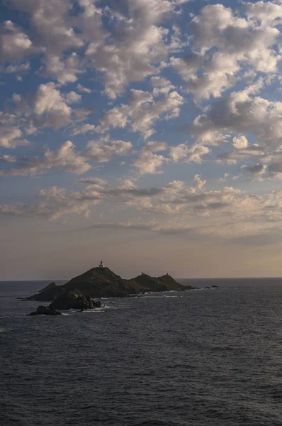 Córcega: una puesta de sol rosa en las Islas Sanguinarias (Islas Sangrientas), famosas cuatro islas de pórfido rojo oscuro, un pequeño archipiélago en el Golfo de Ajaccio con un faro que data de 1844 — Foto de Stock