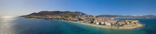 Vue aérienne d'Ajaccio, Corse, France. La zone portuaire et le centre-ville vus de la mer. Bateaux et maisons portuaires — Photo