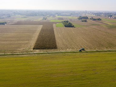 Arabayla geçerken bir ülke road, toprak yol alanlar arasında seyahat bir araba off-road havadan görünümü