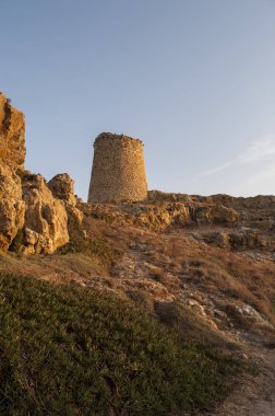Corsica: sunset bulvarında Ceneviz Kulesi, 15. yüzyılda, Ile de la Pietra (taş Adası), üst kayalık promontory Ile-Rousse (Red Island), Upper Corsica bir şehir inşa
