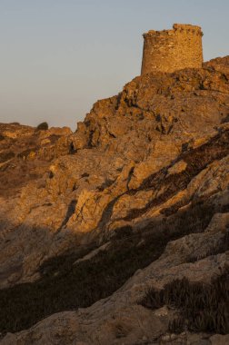 Corsica: sunset bulvarında Ceneviz Kulesi, 15. yüzyılda, Ile de la Pietra (taş Adası), üst kayalık promontory Ile-Rousse (Red Island), Upper Corsica bir şehir inşa