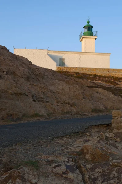 Córcega: puesta de sol en el Faro de Pietra, inaugurado en 1857 en la cima de la Isla de la Pietra, el promontorio rocoso de Ile-Rousse (Isla Roja), ciudad de la Alta Córcega — Foto de Stock