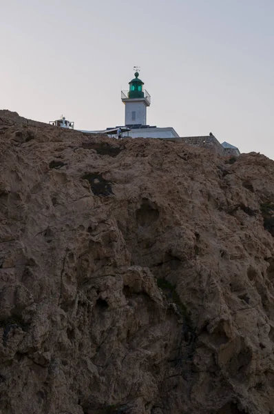 彼特拉灯塔，就职于 1857 年在 Ile de la 彼特拉 （石头岛）-瑟 （红岛），市上科西嘉的岩石岬科西嘉： 日落 — 图库照片