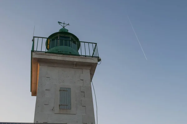 Córsega: detalhes do Farol de Pietra, inaugurado em 1857 no topo da Ile de la Pietra (Ilha de Pedra), o promontório rochoso de Ile-Rousse (Ilha Vermelha), cidade da Córsega Superior — Fotografia de Stock