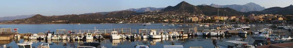 Córcega: puesta del sol y el horizonte de Ile-Rousse (Isla Roja), la famosa ciudad de la Alta Córcega, con vistas al puerto y los barcos —  Fotos de Stock