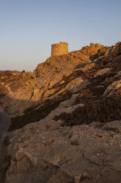 Córcega: puesta de sol en la Torre Genovesa, construida en el siglo XV, en la cima de la Ile de la Pietra (Isla de Piedra), promontorio rocoso de Ile-Rousse (Isla Roja), una ciudad de la Alta Córcega — Foto de Stock