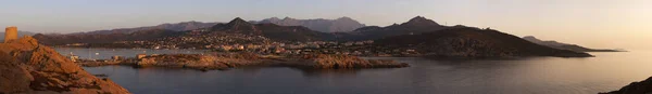 Korsika: Sonnenuntergang und die Skyline von ile-rousse (rote Insel), der berühmten Stadt des oberen Korsika, von der Spitze der ile de la pietra (Steininsel) mit Blick auf den zerstörten genuesischen Turm — Stockfoto