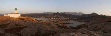 Corsica: sunset Bulvarında Pietra deniz feneri, Ile de la Pietra (taş Adası), üst 1857 yılında Ile Rousse (Red Island), manzarası görünümüyle Upper Corsica ünlü şehir açılışını yaptı