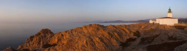 Korsika: Akdeniz ve Pietra Ile de la Pietra (taş Adası), Ile-Rousse (Red Island), Upper Corsica kenti kayalık promontory üst 1857 yılında açıldı deniz feneri üzerinde nefes kesen bir gün batımı