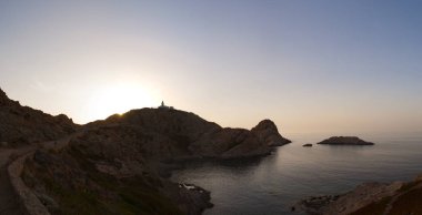 Korsika: Akdeniz ve Pietra Ile de la Pietra (taş Adası), Ile-Rousse (Red Island), Upper Corsica kenti kayalık promontory üst 1857 yılında açıldı deniz feneri üzerinde nefes kesen bir gün batımı