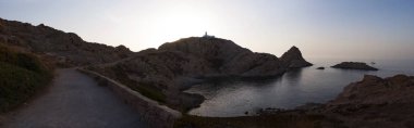 Korsika: Akdeniz ve Pietra Ile de la Pietra (taş Adası), Ile-Rousse (Red Island), Upper Corsica kenti kayalık promontory üst 1857 yılında açıldı deniz feneri üzerinde nefes kesen bir gün batımı
