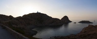 Korsika: Akdeniz ve Pietra Ile de la Pietra (taş Adası), Ile-Rousse (Red Island), Upper Corsica kenti kayalık promontory üst 1857 yılında açıldı deniz feneri üzerinde nefes kesen bir gün batımı