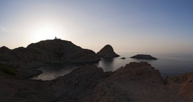 Korsika: Akdeniz ve Pietra Ile de la Pietra (taş Adası), Ile-Rousse (Red Island), Upper Corsica kenti kayalık promontory üst 1857 yılında açıldı deniz feneri üzerinde nefes kesen bir gün batımı