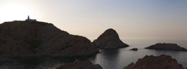 Korsika: Akdeniz ve Pietra Ile de la Pietra (taş Adası), Ile-Rousse (Red Island), Upper Corsica kenti kayalık promontory üst 1857 yılında açıldı deniz feneri üzerinde nefes kesen bir gün batımı