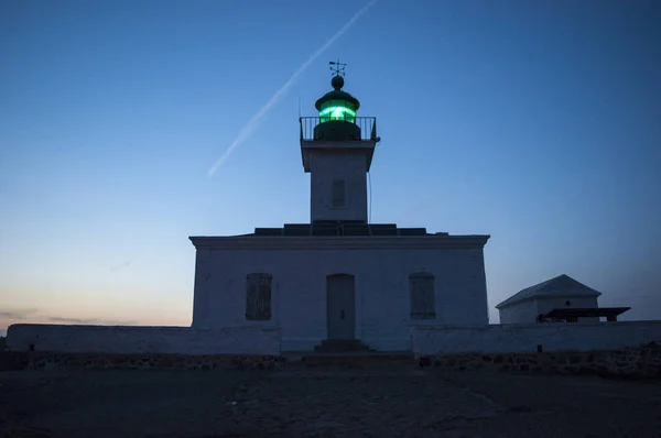 科西嘉： 彼特拉灯塔，就职于 1857 年在 Ile de la 彼特拉 （石头岛）-瑟 （红岛），市上科西嘉的岩石岬晚上 — 图库照片