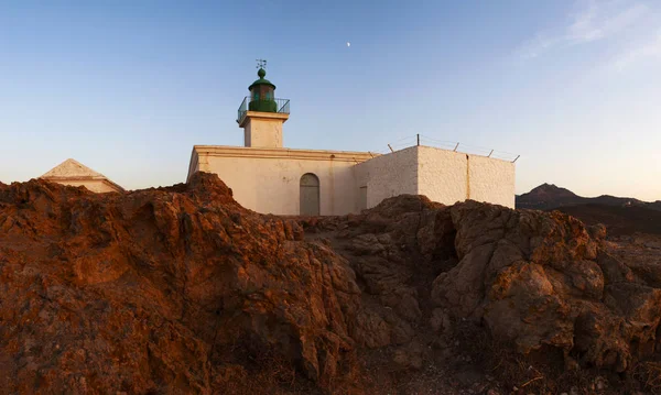 Córsega: pôr do sol no Farol de Pietra, inaugurado em 1857 no topo da Ilha de la Pietra (Ilha de Pedra), o promontório rochoso de Ile-Rousse (Ilha Vermelha), cidade da Córsega Superior — Fotografia de Stock