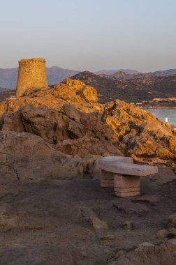 Korsika: gün batımı ve Ile-Rousse (Red Island), Upper Corsica, Ile de la Pietra (taş Adası) üst harap Ceneviz Kulesi manzaralı görülen ünlü şehir manzarası