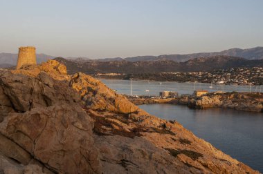 Korsika: gün batımı ve Ile-Rousse (Red Island), Upper Corsica, Ile de la Pietra (taş Adası) üst harap Ceneviz Kulesi manzaralı görülen ünlü şehir manzarası