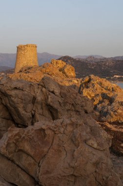 Korsika: gün batımı ve Ile-Rousse (Red Island), Upper Corsica, Ile de la Pietra (taş Adası) üst harap Ceneviz Kulesi manzaralı görülen ünlü şehir manzarası