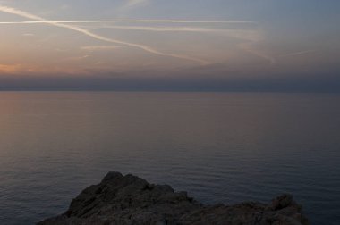 Akdeniz, bir uçurum ve Ile de la Pietra (taş Adası), kayalık promontory Ile-Rousse (Red Island), Upper Corsica kenti yukarıdan görülen nefes kesen günbatımı