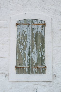 Ahşap pencere kapalı panjurlar ile