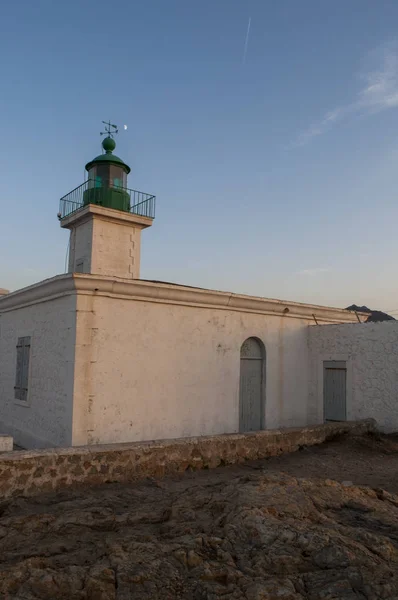 彼特拉灯塔，就职于 1857 年在 Ile de la 彼特拉 （石头岛）-瑟 （红岛），市上科西嘉的岩石岬科西嘉： 日落 — 图库照片