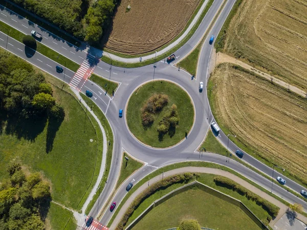 Veduta aerea di una rotatoria e circolazione del veicolo — Foto Stock