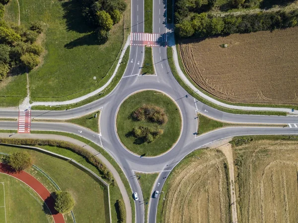 Vista aérea de una rotonda y circulación de vehículos — Foto de Stock