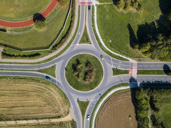 Veduta aerea di una rotatoria e circolazione del veicolo — Foto Stock